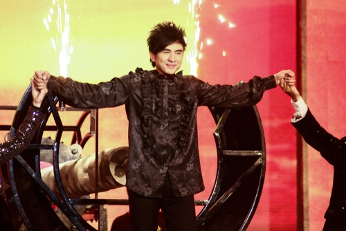 Đan Trường khiến fan thót tim khi bị đâm xuyên người - 4