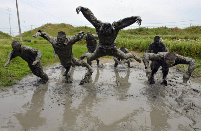 14 hình ảnh huấn luyện quân sự khắc nghiệt nhất thế giới - 1
