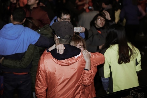 MC Tạ Bích Loan và fan Việt xúc động xem Trần Lập hát - 2