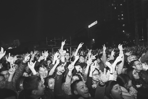 MC Tạ Bích Loan và fan Việt xúc động xem Trần Lập hát - 5