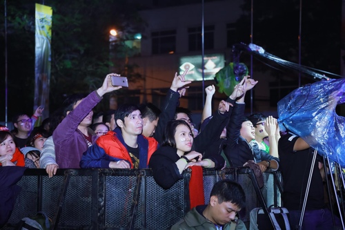 MC Tạ Bích Loan và fan Việt xúc động xem Trần Lập hát - 7