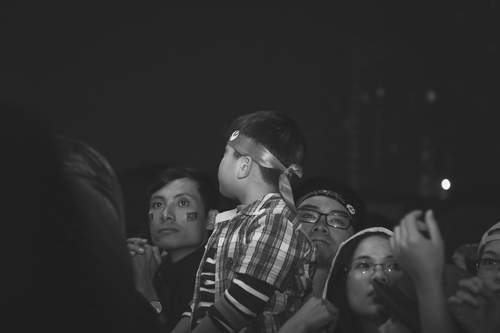 MC Tạ Bích Loan và fan Việt xúc động xem Trần Lập hát - 8