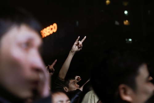 MC Tạ Bích Loan và fan Việt xúc động xem Trần Lập hát - 9