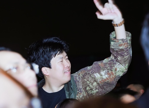 MC Tạ Bích Loan và fan Việt xúc động xem Trần Lập hát - 10