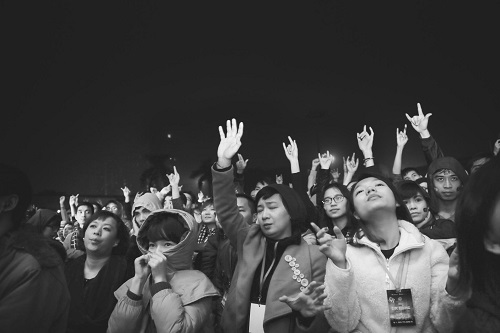 MC Tạ Bích Loan và fan Việt xúc động xem Trần Lập hát - 11