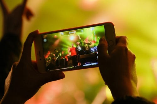 MC Tạ Bích Loan và fan Việt xúc động xem Trần Lập hát - 12