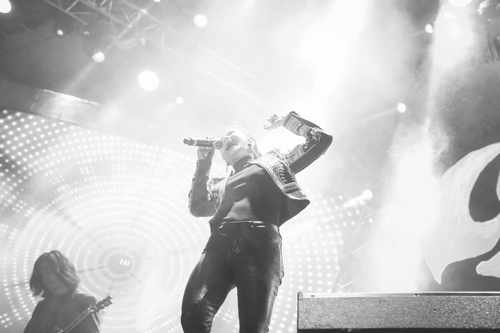 MC Tạ Bích Loan và fan Việt xúc động xem Trần Lập hát - 14