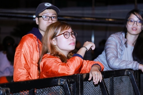 MC Tạ Bích Loan và fan Việt xúc động xem Trần Lập hát - 4