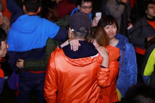 MC Tạ Bích Loan và fan Việt xúc động xem Trần Lập hát - 3