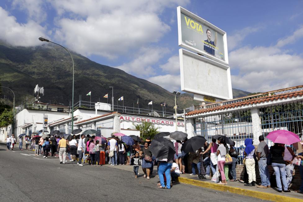 Dân xếp hàng dài mua nhu yếu phẩm ở Venezuela - 1