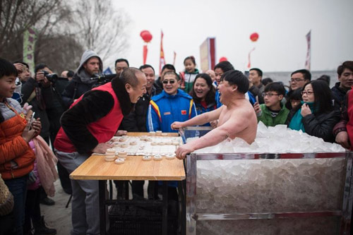 TQ: Mặc quần bơi đứng trong thùng đá lạnh chơi cờ - 2