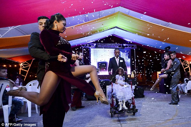 Sinh nhật xúc động của bé gái 15 tuổi trong hình hài bà lão 90 - 9