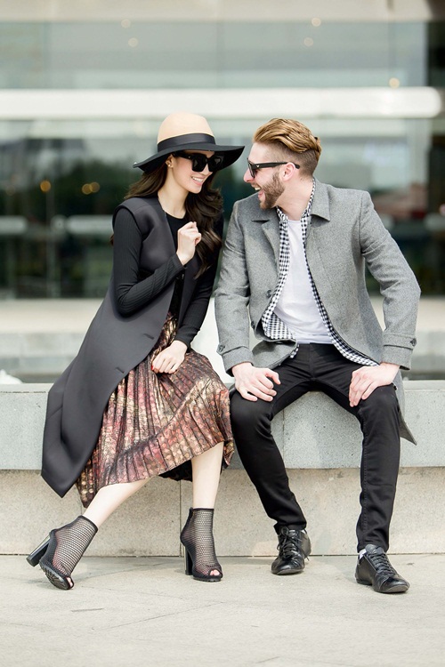 Khánh My quấn quít bạn nhảy Tây trên phố - 3