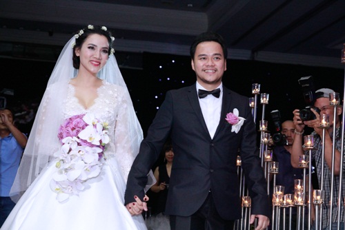 Con gái Trang Nhung lần đầu lộ diện trong tiệc cưới - 1