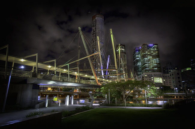 Cây cầu Kurilpa bắc qua sông Brisbane tại thành phố Brisbane, Australia.