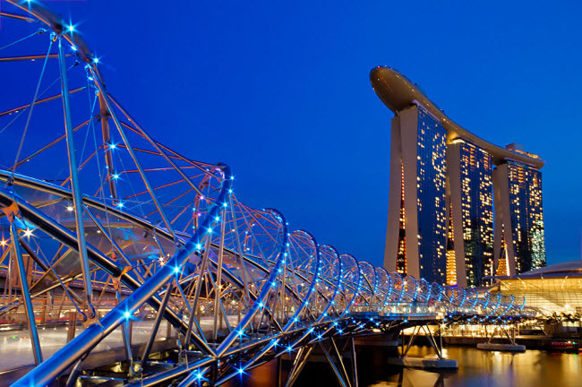 Cây cầu Helix ở  Singapore gây ấn tượng với kiểu dáng thiết kế giống như một chuỗi DNA.
