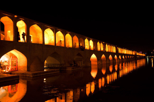 Cầu Allāhverdi Khan mang đậm phong cách Trung Đông ở thành phố Isfahan, Iran.