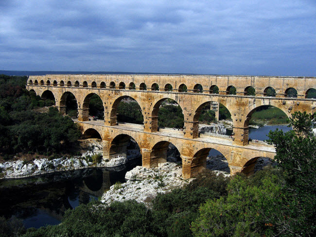 Cầu Pont du Gard với kiến trúc theo phong cách La Mã được xây dựng nối hai bờ sông Gardon ở Pháp.
