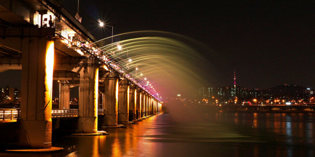 Cầu Banpo bắc qua sông Hàn ở thành phố Seoul, Hàn Quốc.