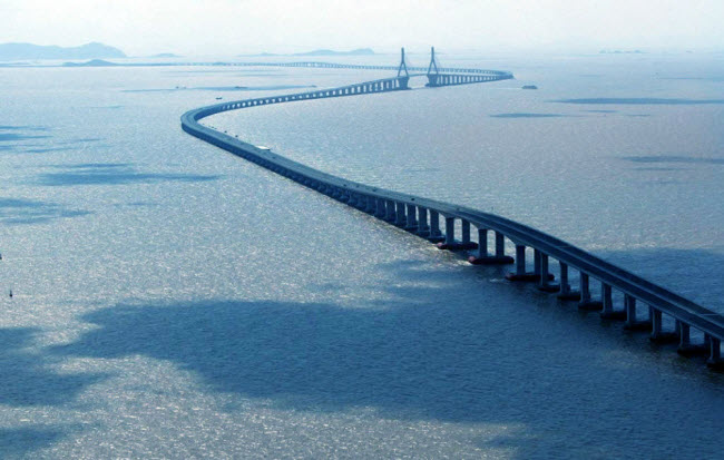 Cầu Vịnh Hàng Châu ở Trung Quốc có tổng chiều dài lên tới 35,673 km.