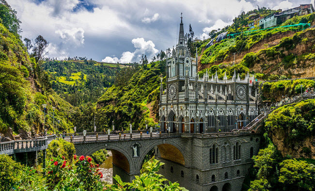Cây cầu dẫn tới tu viện Las Lajas ở Colombia.