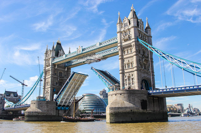 Cầu tháp nổi tiếng khắp thế giới ở London, Anh.