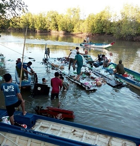 Nổ bình gas trên ghe, hai vợ chồng nguy kịch - 1