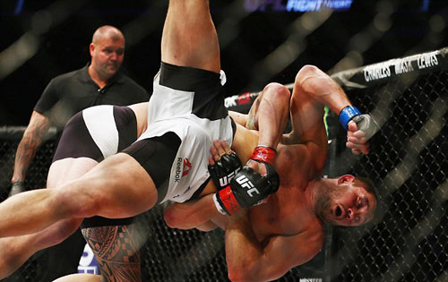 UFC: Bạn trai "Nữ hoàng UFC" đấm đối thủ "lồi mắt" - 4