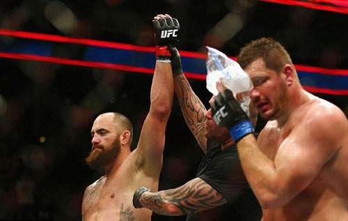 UFC: Bạn trai "Nữ hoàng UFC" đấm đối thủ "lồi mắt" - 6