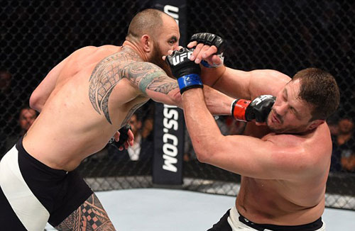 UFC: Bạn trai "Nữ hoàng UFC" đấm đối thủ "lồi mắt" - 2