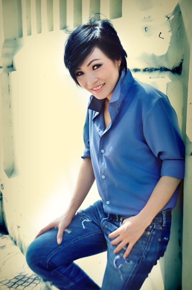 Phong cách ăn mặc đơn giản là quần jeans và áo sơ mi được đánh giá phù hợp với Phương Thanh hơn cả.