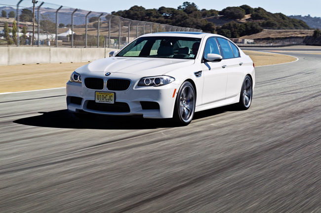 2. 2013 BMW M5 

Thời gian tăng tốc từ 0-96km/h trong 3.6 giây.
