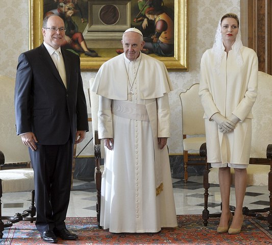 7 người trên thế giới được mặc đồ trắng gặp Giáo hoàng - 1
