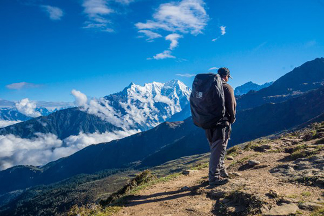 Một du khách đang ngẩn ngơ trước cảnh hùng vĩ của Nepal.
