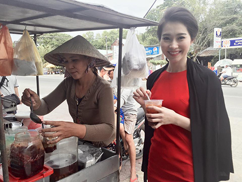 Khoảnh khắc hồn nhiên của sao Việt lê la quán vỉa hè - 1