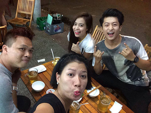 Khoảnh khắc hồn nhiên của sao Việt lê la quán vỉa hè - 3