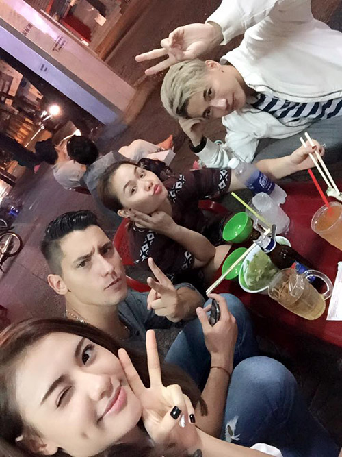 Khoảnh khắc hồn nhiên của sao Việt lê la quán vỉa hè - 4