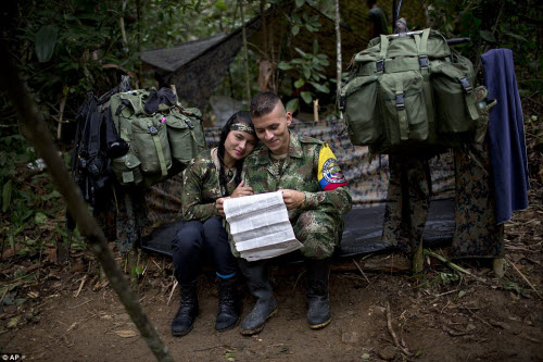 Ảnh hiếm: Cuộc sống trong rừng của quân nổi dậy Colombia - 1