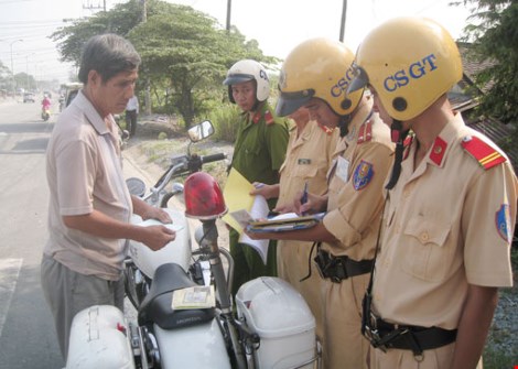 Công an "dỏm" bị tóm vì gặp… công an thiệt - 1