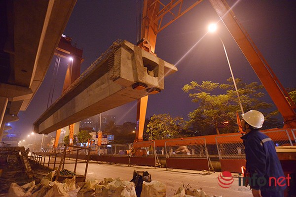 HN: Cận cảnh màn lao dầm đường sắt trên cao qua hồ Hoàng Cầu - 4