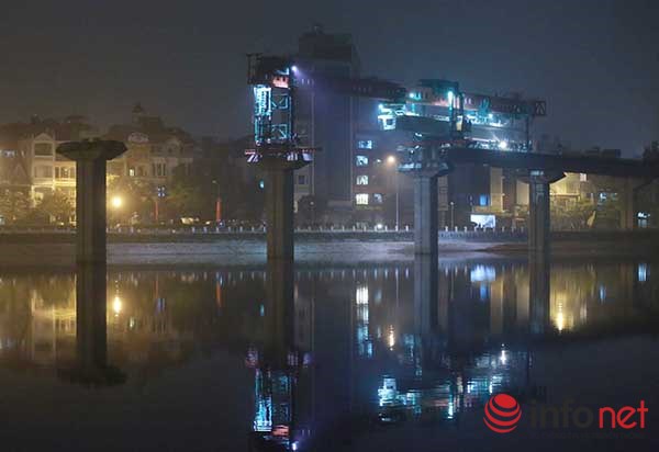 HN: Cận cảnh màn lao dầm đường sắt trên cao qua hồ Hoàng Cầu - 8