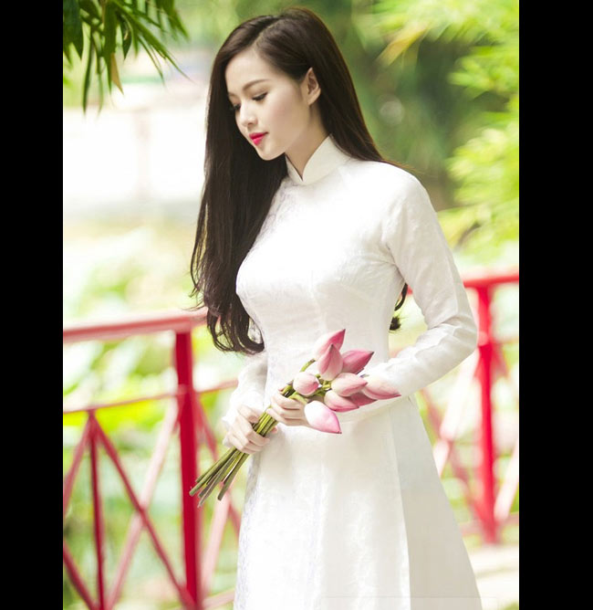 Tâm Tít là một trong những hot girl Việt đặc biệt "yêu thích" áo dài truyền thống. 