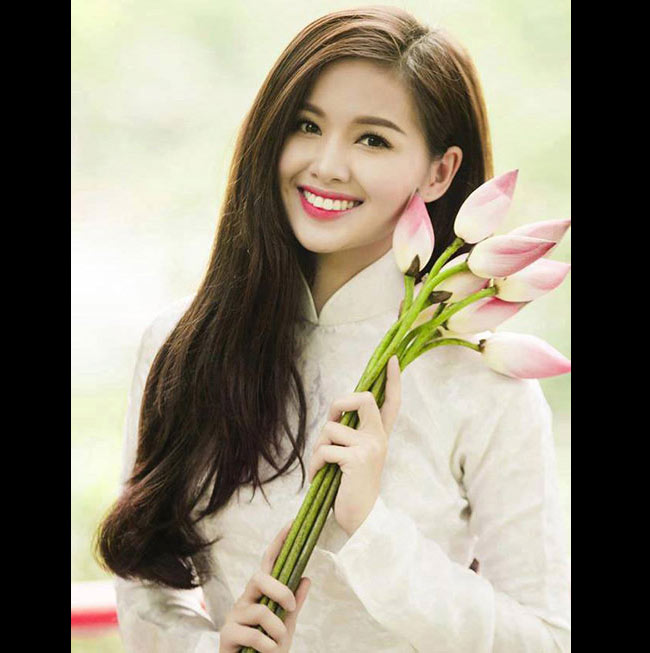 Kể từ khi mới bước chân vào showbiz cho đến nay, hot girl Hà thành đã thực hiện rất nhiều bộ ảnh nghệ thuật với áo dài truyền thống. 