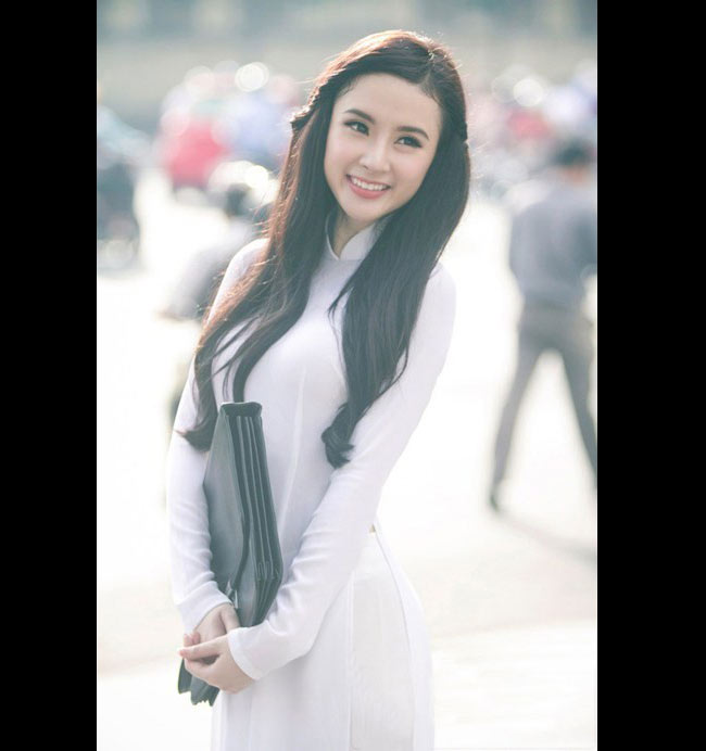 Angela Phương Trinh là hot girl nổi tiếng với phong cách ăn mặc táo bạo, sexy.