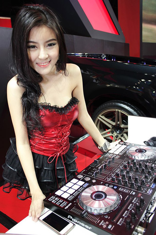 Faahsai là một trong những DJ nổi tiếng nhất Thái Lan. Không chỉ là một DJ mà còn là một hot girl tại Thái Lan, trang cá nhân của Faahsai thu hút rất nhiều người theo dõi. Cô nàng cũng thường xuyên cập nhất các bí quyết trang điểm để có làn da trắng mịn, hồng hào hợp nhãn người châu Á.