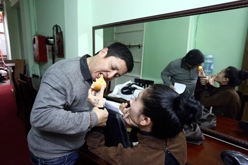 Khoảnh khắc: Một ngày 'ăn vội, ngủ tạm' của Chí Trung - 3