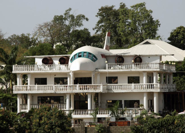 Một phần mái của ngôi nhà có thiết kế hình máy bay cỡ lớn ở Abuja, Nigeria.