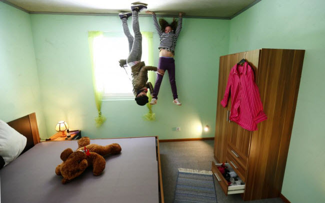 Du khách thích thú chơi đùa trong căn nhà lộn ngược ở Affoldern, Đức.