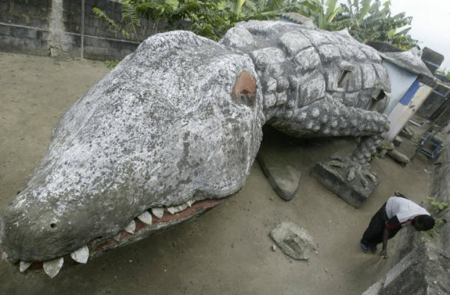 Ngôi nhà được xây dựng có hình giống cá sấu khổng lồ ở Abidjan, Bờ Biển Ngà.