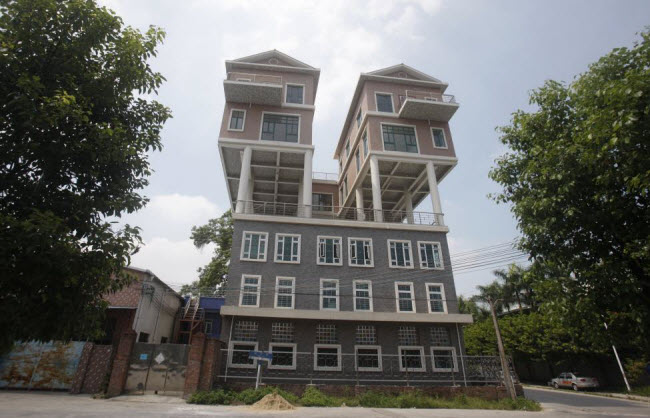 Hai ngôi nhà được xây dựng trên một nhà máy ở thành phố Đông Hoản, Trung Quốc.